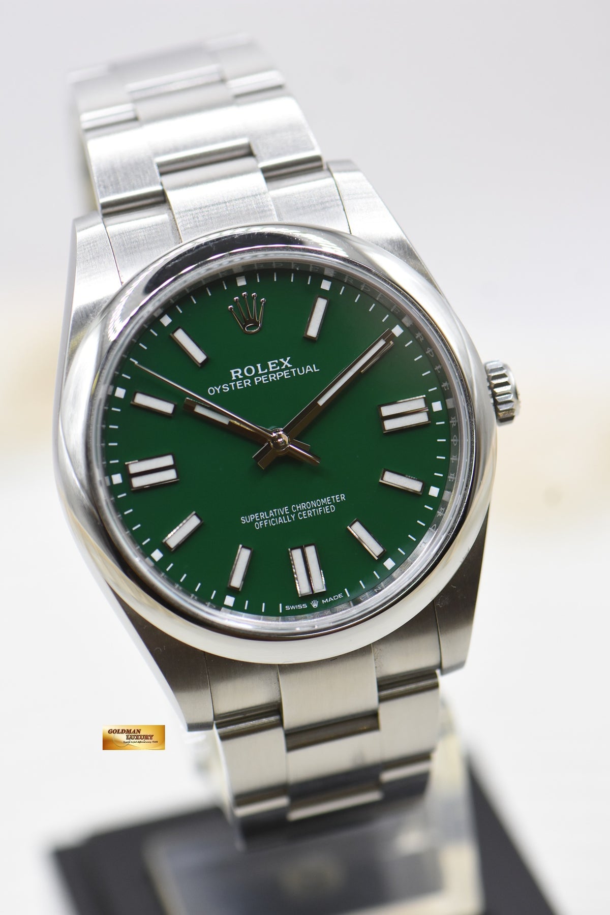 ROLEX OYSTER PERPETUAL 41mm STEEL IN OYSTER BRACELET GREEN DIAL 124300 (MINT)