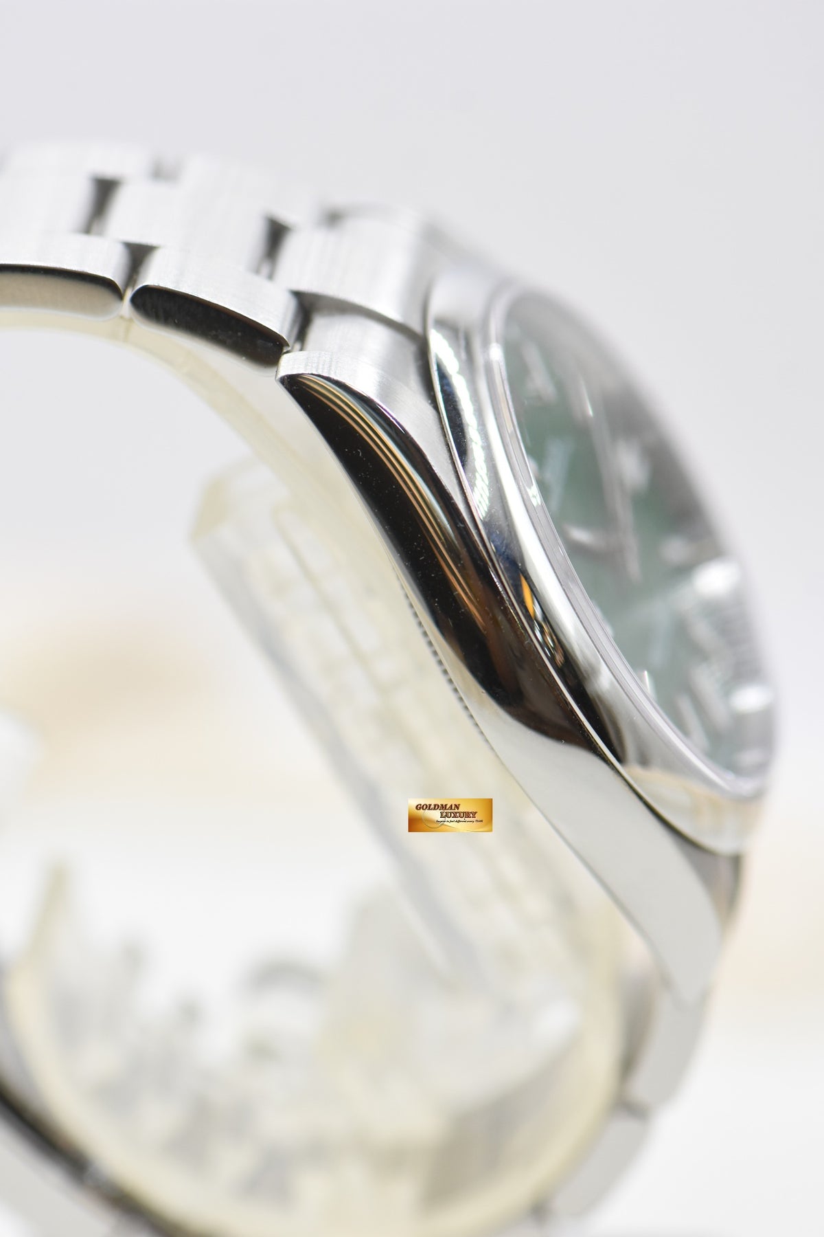 ROLEX OYSTER PERPETUAL 41mm STEEL IN OYSTER BRACELET GREEN DIAL 124300 (MINT)