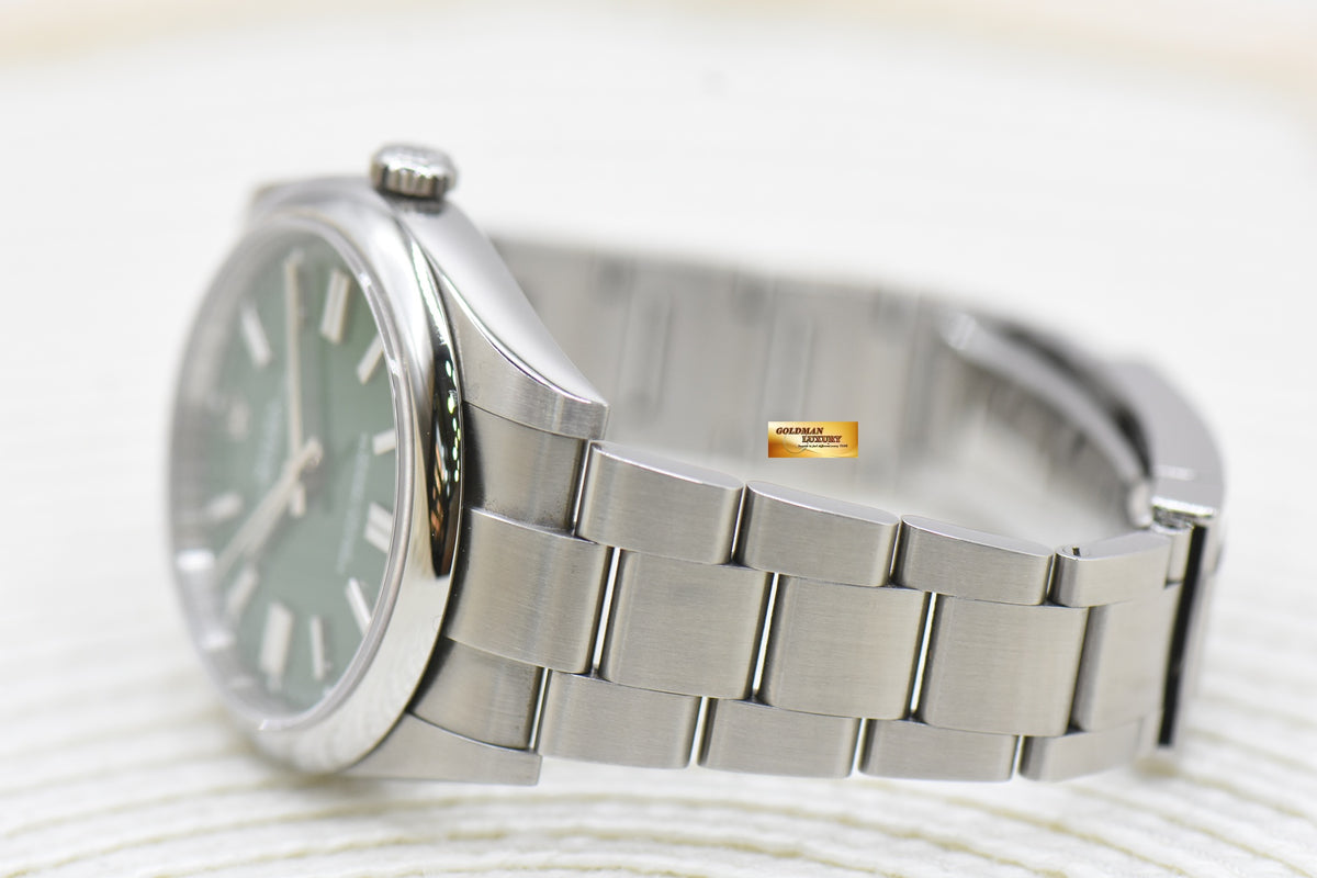 ROLEX OYSTER PERPETUAL 41mm STEEL IN OYSTER BRACELET GREEN DIAL 124300 (MINT)