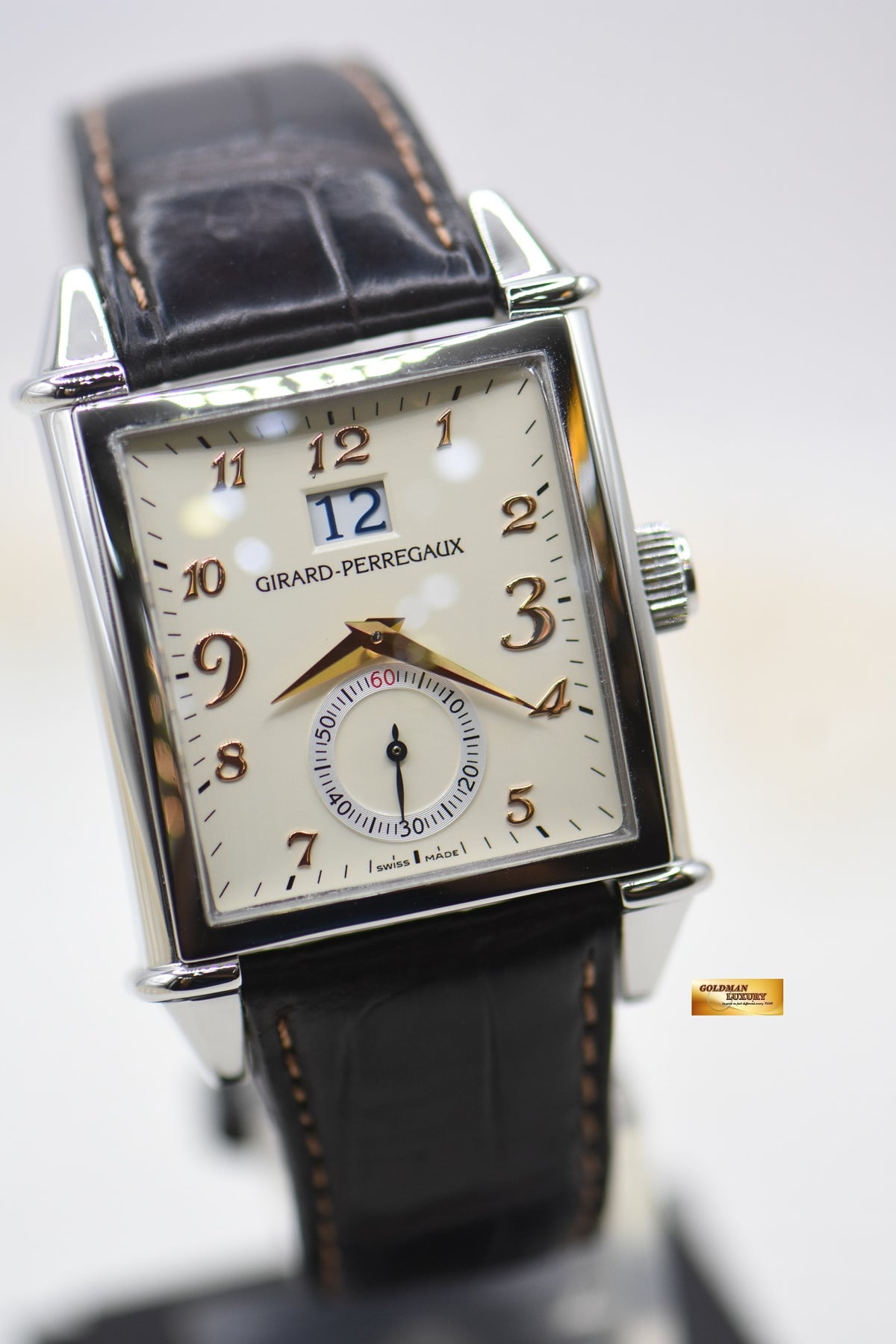 GIRARD PERRAGAUX VINTAGE 1945 STEEL IN LEATHER STRAP BIG DATE AUTOMATIC 25805 (MINT)