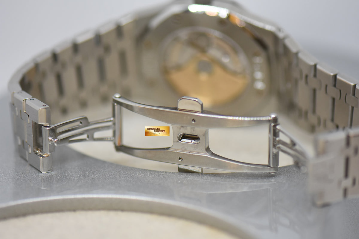 AUDEMARS PIGUET ROYAL OAK 39mm STEEL BRACELET WHITE DIAL AUTOMATIC 15300ST (MINT)
