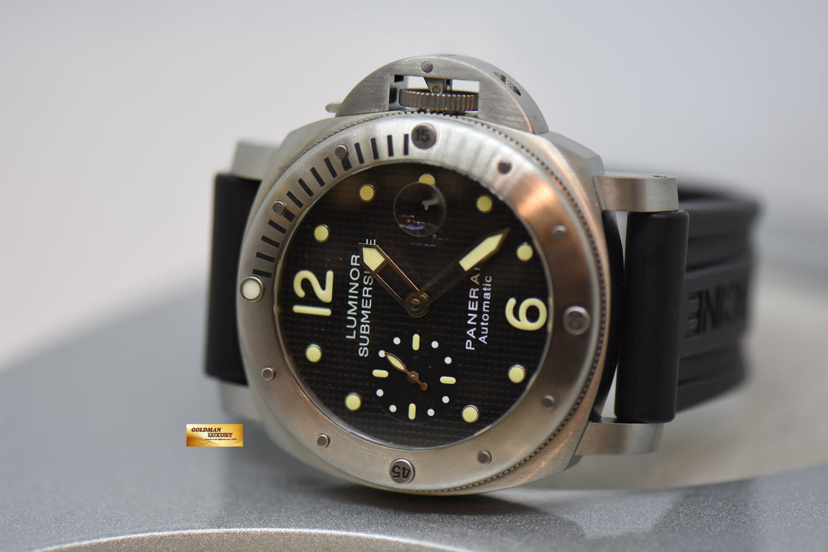 PANERAI LUMINOR SUBMERSIBLE TITANIUM 44mm “WAFFLE DIAL” AUTOMATIC PAM 025 (MINT)