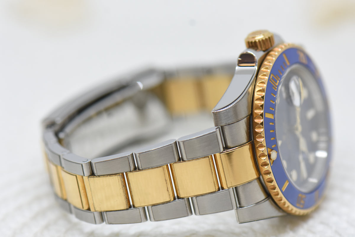 [SOLD] ROLEX SUBMARINER 40mm HALF GOLD IN BRACELET SUNBURST BLUE DIAL 116613LB (MINT)