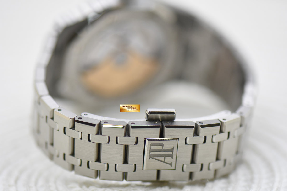 [SOLD] AUDEMARS PIGUET ROYAL OAK 37mm STEEL IN BRACELET GREY DIAL AUTOMATIC 15450ST (MINT)