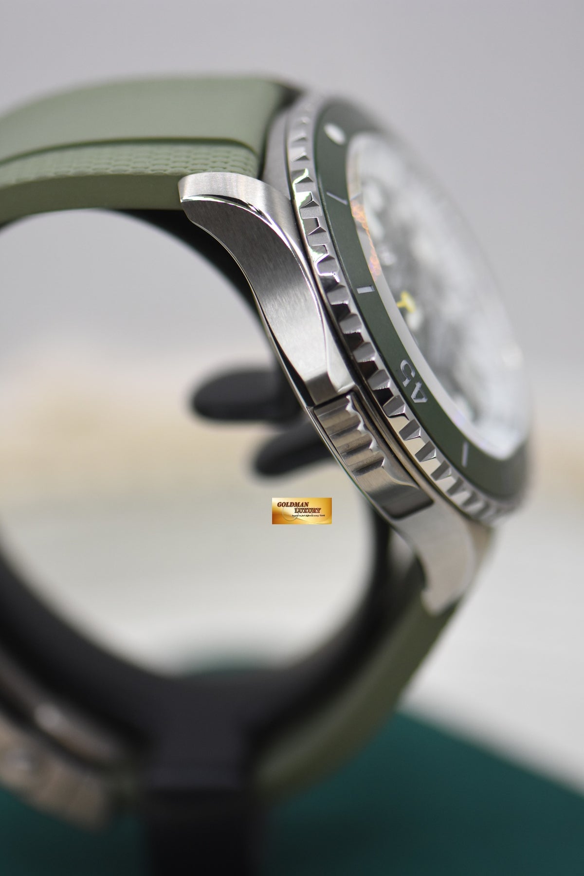 BREITLING SUPEROCEAN 46mm SUPER DIVER TITANIUM GREEN RUBBER AUTOMATIC E10379 (MINT)