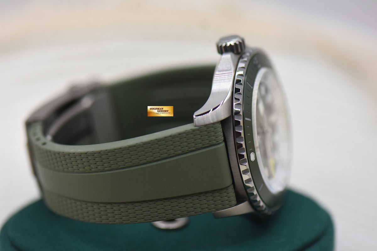 BREITLING SUPEROCEAN 46mm SUPER DIVER TITANIUM GREEN RUBBER AUTOMATIC E10379 (MINT)