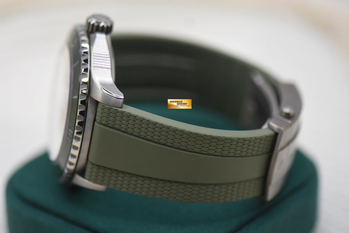 BREITLING SUPEROCEAN 46mm SUPER DIVER TITANIUM GREEN RUBBER AUTOMATIC E10379 (MINT)