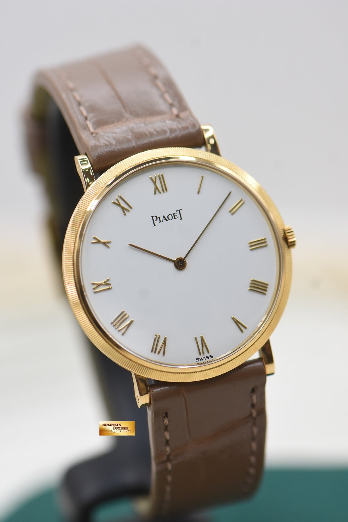 PIAGET VINTAGE ULTRA-THIN 32mm YELLOW GOLD IN LEATHER STRAP MANUAL WINDING 9023 (MINT)