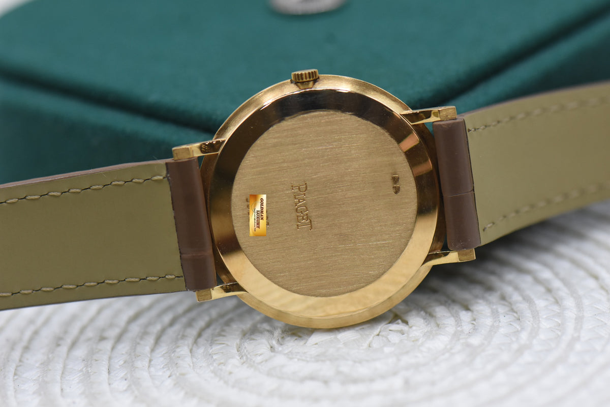 PIAGET VINTAGE ULTRA-THIN 32mm YELLOW GOLD IN LEATHER STRAP MANUAL WINDING 9023 (MINT)