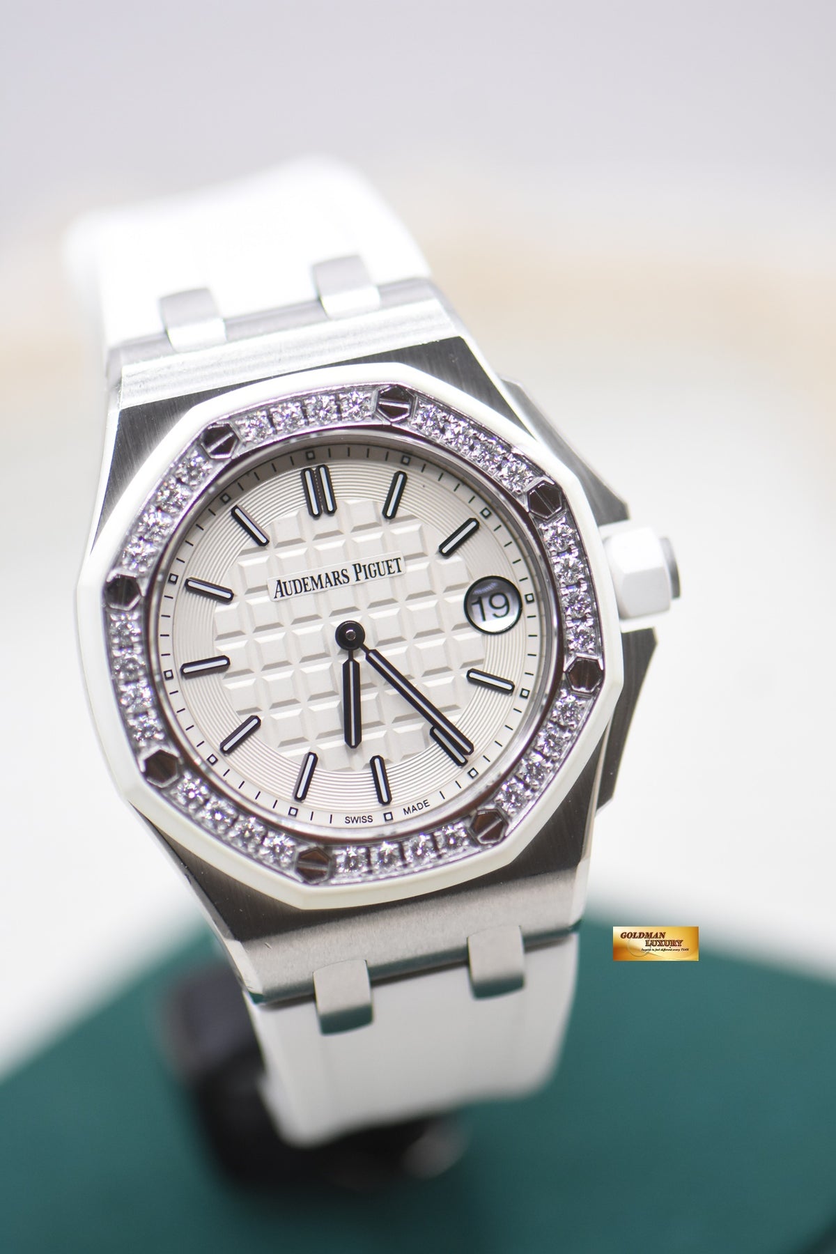 AUDEMARS PIGUET ROYAL OAK OFFSHORE 37mm DIAMOND BEZEL WHITE RUBBER STRAP QUARTZ 67540SK.ZZ.A010CA.01 (MINT)