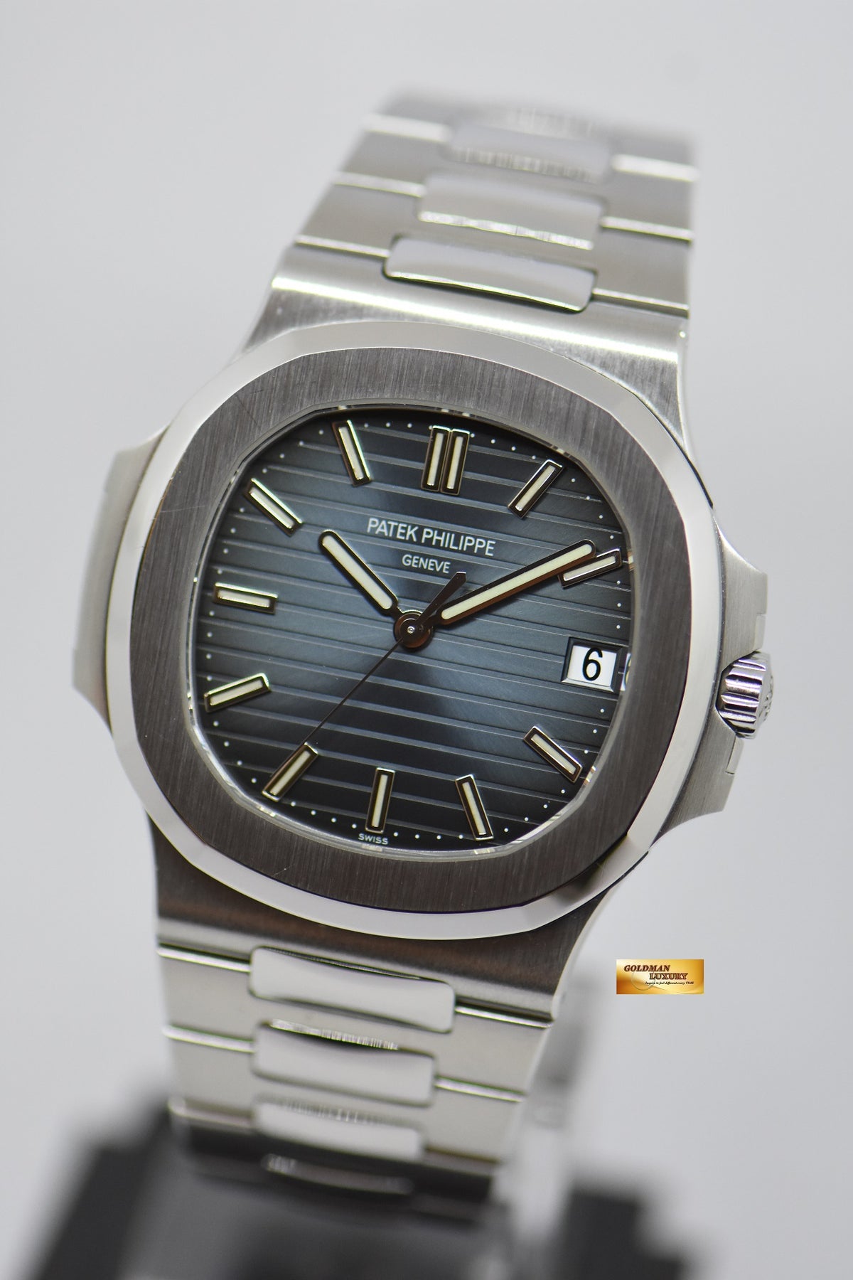 [SOLD] PATEK PHILIPPE NAUTILUS 40mm STEEL IN BRACELET BLUE 5711/1A (MINT)