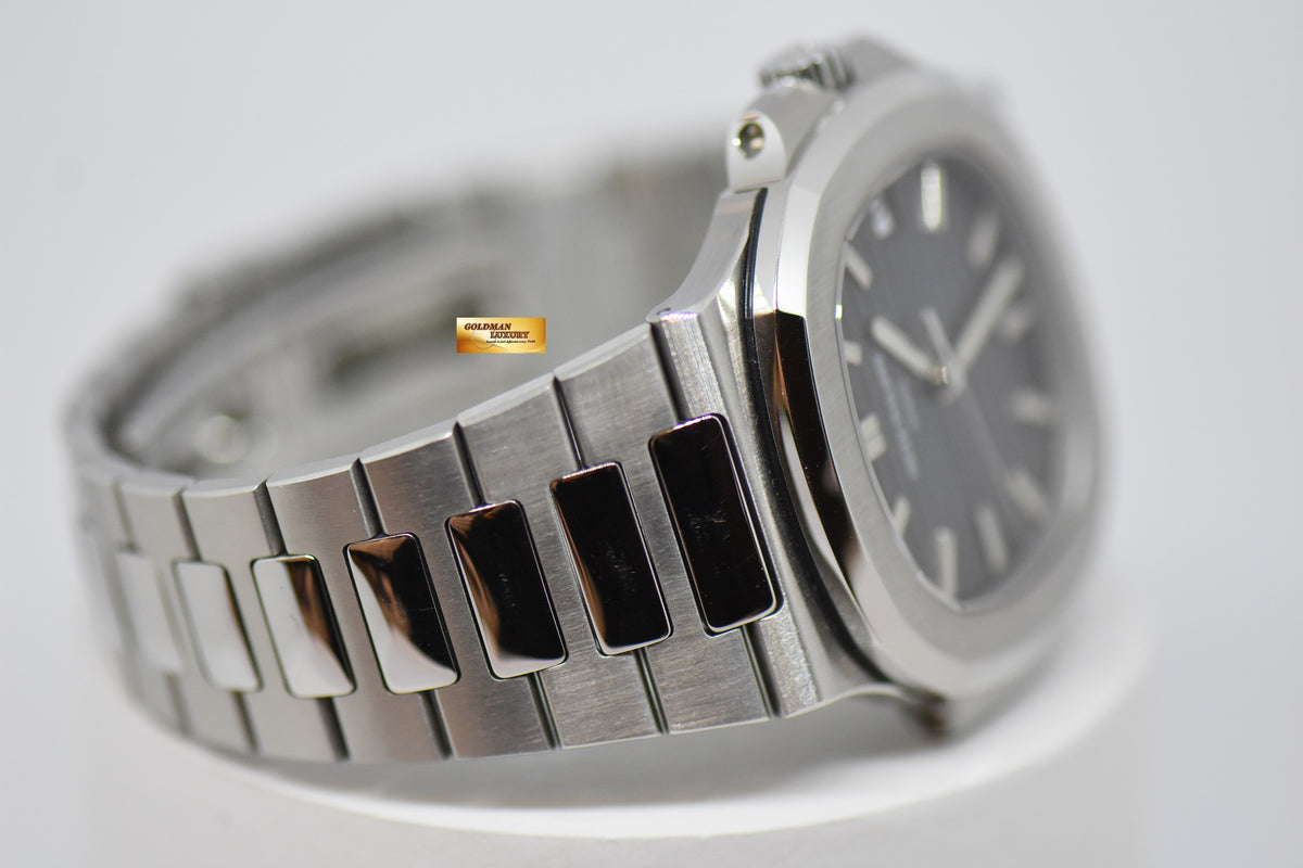[SOLD] PATEK PHILIPPE NAUTILUS 40mm STEEL IN BRACELET BLUE 5711/1A (MINT)