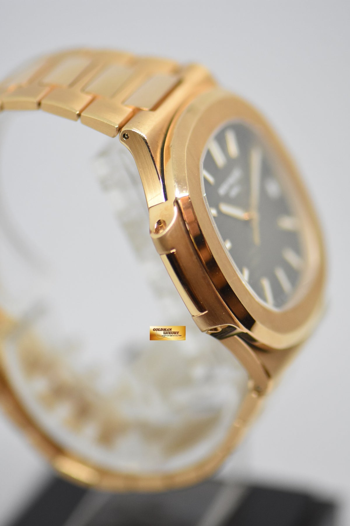 [SOLD] PATEK PHILIPPE NAUTILUS 40mm 18K ROSE GOLD IN BRACELET AUTOMATIC 5711/1R (LNIB)