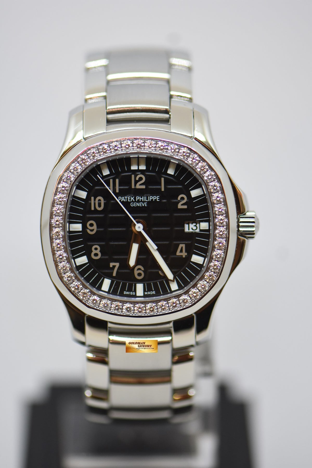 [SOLD] PATEK PHILIPPE AQUANAUT MIDSIZE 35mm STEEL IN BRACELET ORIGINAL DIAMOND BEZEL QUARTZ 5087A (MINT)