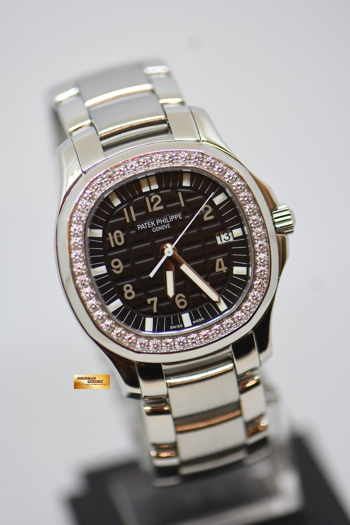 [SOLD] PATEK PHILIPPE AQUANAUT MIDSIZE 35mm STEEL IN BRACELET ORIGINAL DIAMOND BEZEL QUARTZ 5087A (MINT)