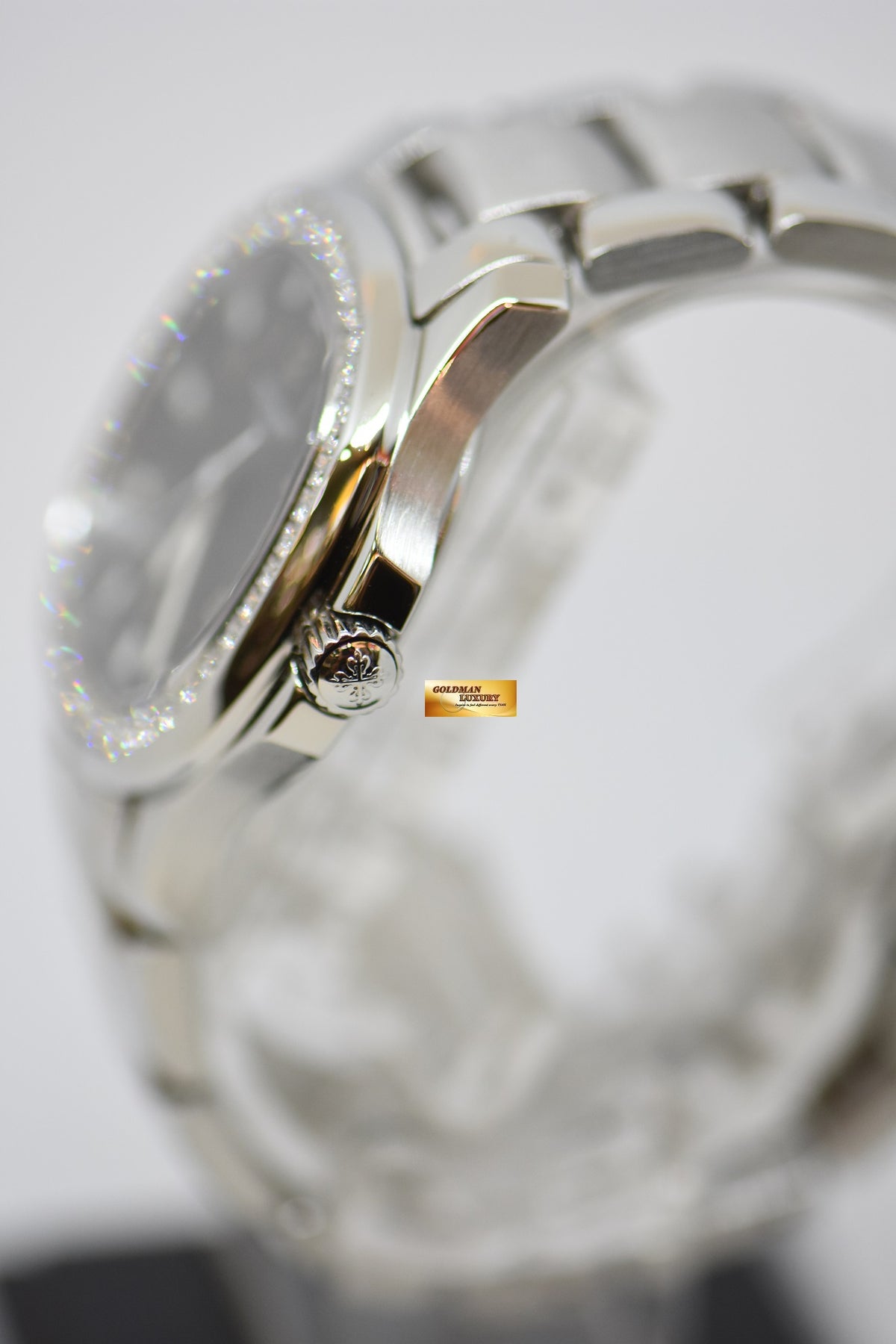 [SOLD] PATEK PHILIPPE AQUANAUT MIDSIZE 35mm STEEL IN BRACELET ORIGINAL DIAMOND BEZEL QUARTZ 5087A (MINT)