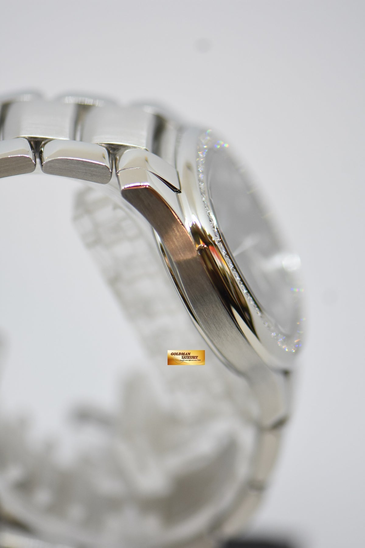 [SOLD] PATEK PHILIPPE AQUANAUT MIDSIZE 35mm STEEL IN BRACELET ORIGINAL DIAMOND BEZEL QUARTZ 5087A (MINT)