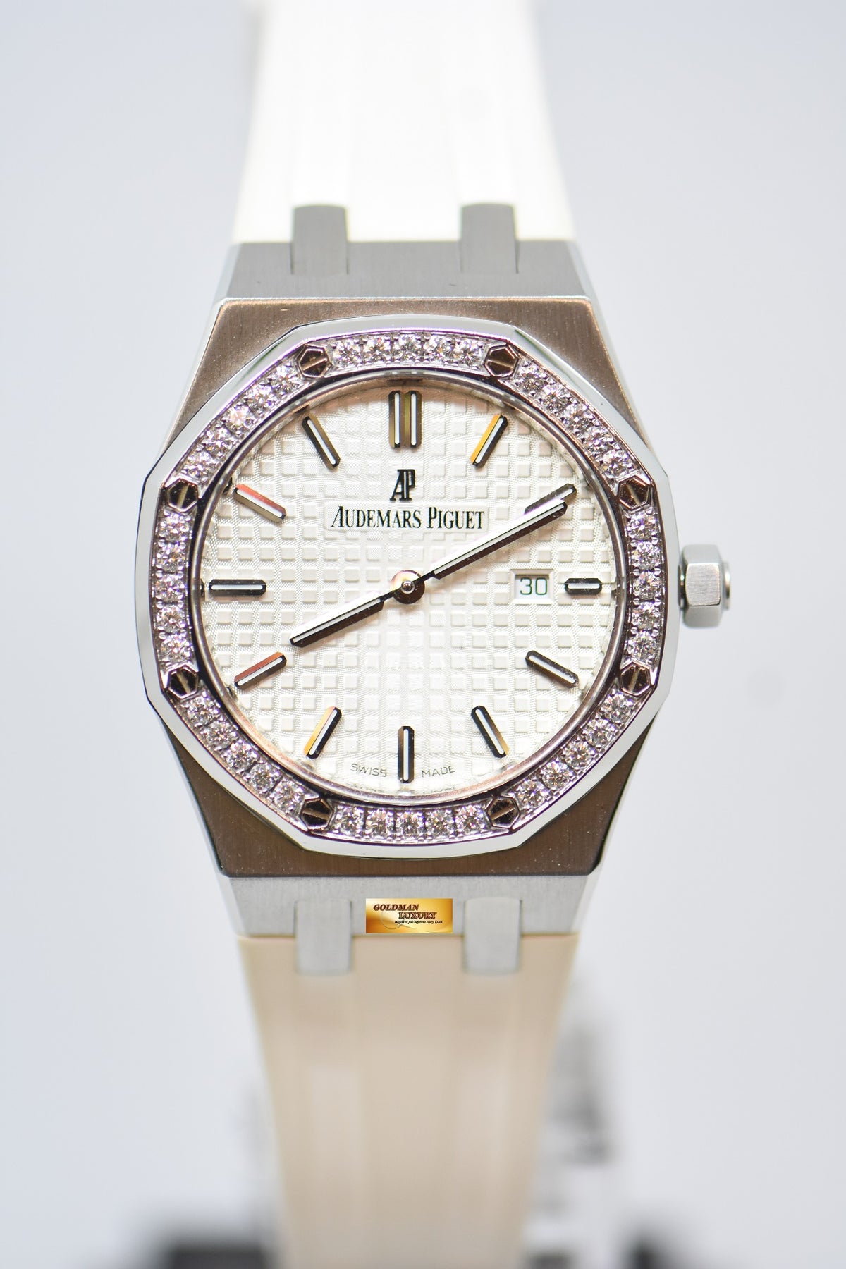 [SOLD] AUDEMARS PIGUET ROYAL OAK LADIES 33mm STEEL IN RUBBER STRAP DIAMOND-SET BEZEL QUARTZ WHITE DIAL 67651ST (MINT)
