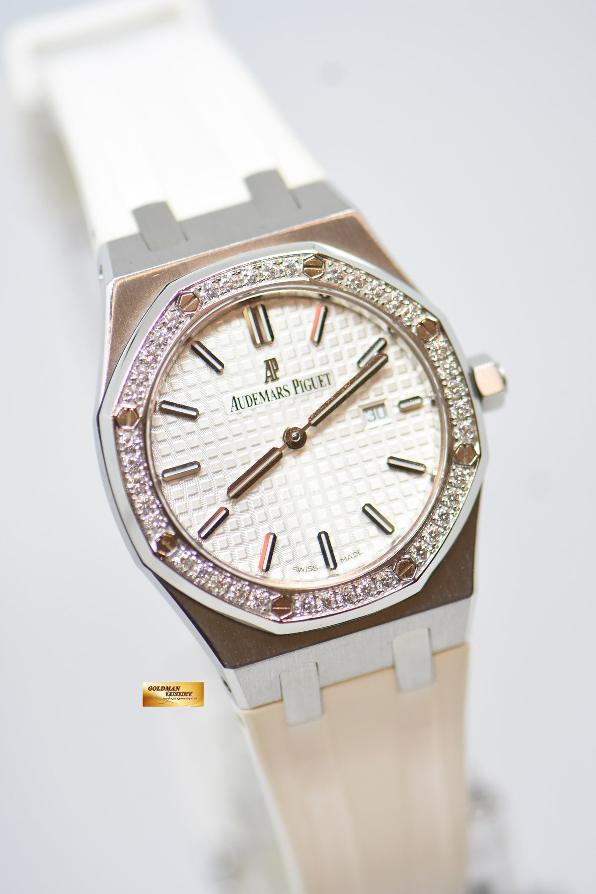 [SOLD] AUDEMARS PIGUET ROYAL OAK LADIES 33mm STEEL IN RUBBER STRAP DIAMOND-SET BEZEL QUARTZ WHITE DIAL 67651ST (MINT)