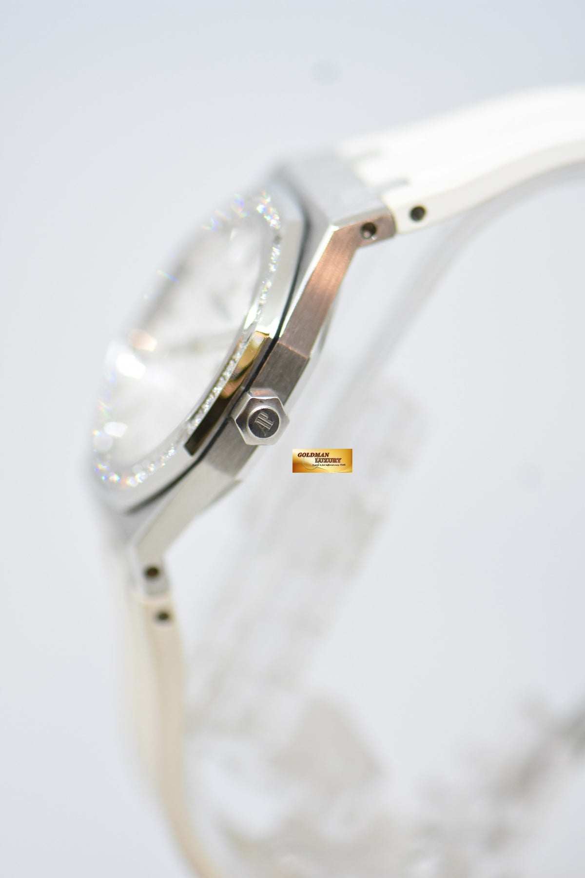 [SOLD] AUDEMARS PIGUET ROYAL OAK LADIES 33mm STEEL IN RUBBER STRAP DIAMOND-SET BEZEL QUARTZ WHITE DIAL 67651ST (MINT)